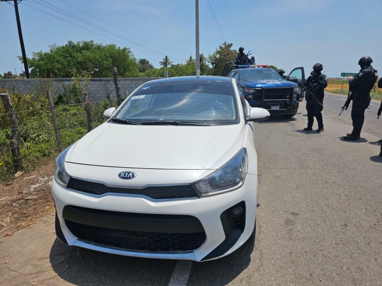 Civil armado es detenido en automóvil con reporte de robo al Sur de Culiacán