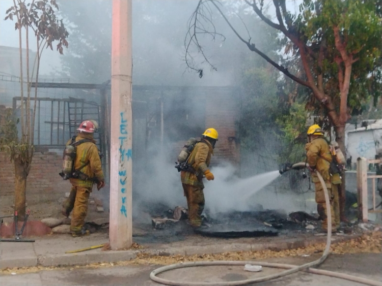 Incendio deja fuertes daños materiales en casa de la colonia Emiliano Zapata en Culiacán
