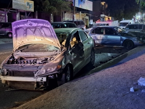 Conductor de un automóvil deja daños materiales en el bulevar Paseo de los Ganaderos, en Culiacán