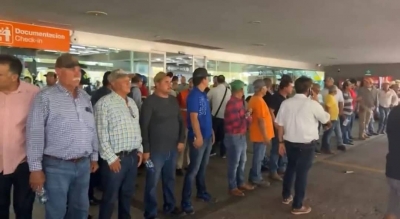 Desde la tarde de ayer martes, productores agrícolas mantienen cerrado el Aeropuerto de Culiacán