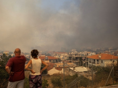 Hallan a 18 presuntos migrantes muertos en incendio forestal en Grecia; desalojan Atenas
