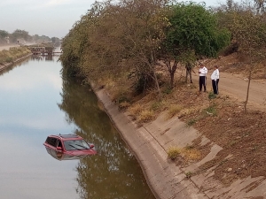 Camioneta se va a pique al Canal San Lorenzo, en Costa Rica, Culiacán