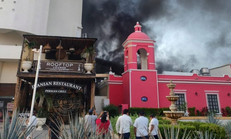 Se registra incendio en la zona del Hotel Krystal en Cancún