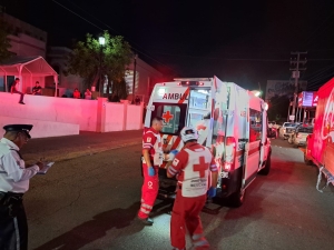 Mujer motociclista choca contra camión repartidor frente al Hospital Civil de Culiacán
