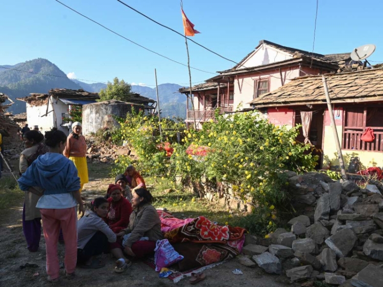 Sismo de magnitud 5.6 en Nepal suma 143 muertos