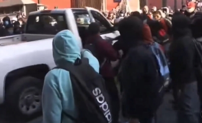 Normalistas de Ayotzinapa irrumpen en Palacio Nacional; derriban puerta con una camioneta