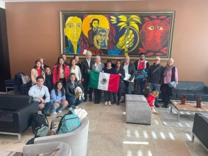 Abandonan Ecuador diplomáticos mexicanos; regresan a salvo a México tras asalto a la embajada