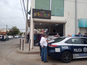 Camioneta se mete a boutique en choque de vehículos, en Culiacán