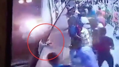 Tras riña, hombre cae a las vías del metro en la India y muere brutalmente