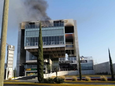 Lanzan bombas molotov e incendian bares en Michoacán