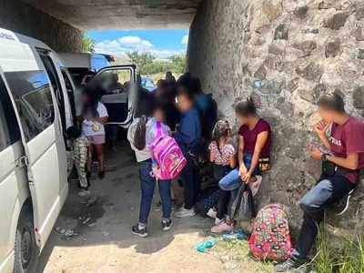 Interceptan en Oaxaca 8 camionetas con 125 migrantes; había 5 niños no acompañados