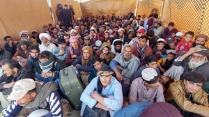 Miles de afganos buscan salir de Pakistán horas antes de cumplirse el ultimátum para indocumentados