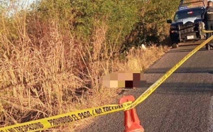 Hallan asesinado con un balazo en la cabeza a un hombre a orilla de la carretera, en Mocorito