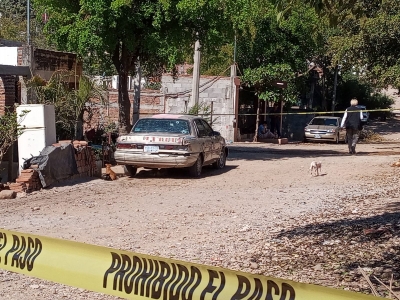 Amanece un vehículo baleado afuera de domicilio en la colonia Los Huizaches de Culiacán