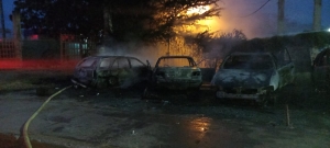 Se queman tres vehículos en incendio de yonke, en Culiacán