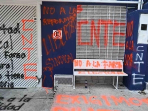 CNTE incendia oficinas de Movimiento Ciudadano y vandalizan las de otros partidos, en Chiapas