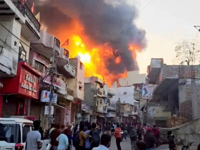 Incendio en una fábrica de pinturas en Nueva Delhi, India, deja 11 muertos