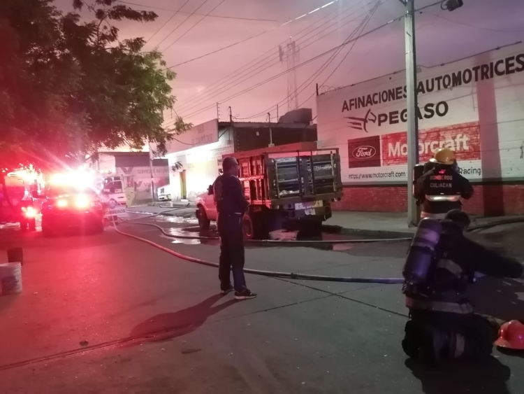 Incendio en taller mecánico arrasa con al menos 6 vehículos