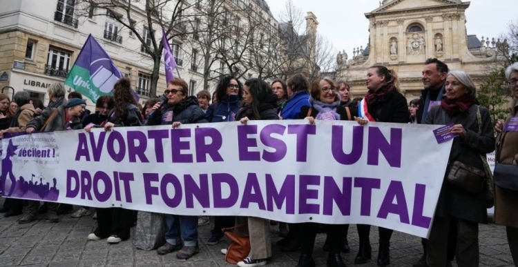 Francia se convierte en el primer país en establecer el aborto como un derecho constitucional