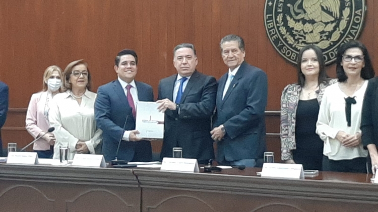 Entregan el Primer Informe de Gobierno de Rocha al Congreso del Estado