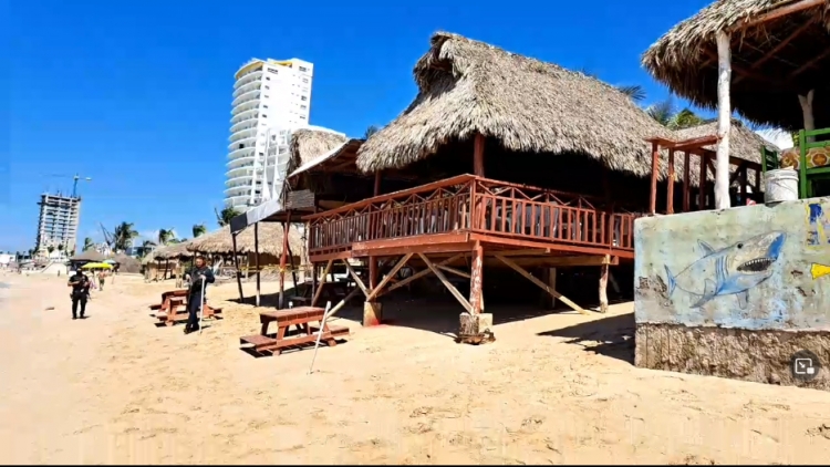 Ejecutan a dos hombres en la palapa de un hotel, en la playa de Mazatlán