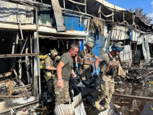 Bombardeo en mercado de Ucrania deja 16 muertos; graban momento exacto del ataque