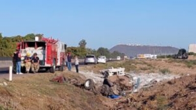 Un muerto y dos heridos en volcadura carretera, en Los Mochis