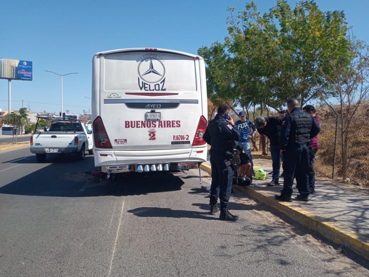 Motociclista se queda sin frenos y termina debajo de camión urbano, en Culiacán