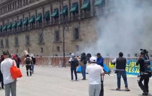 Normalistas de Ayotzinapa lanzan petardos a fachada de Palacio Nacional; hay 26 policías heridos