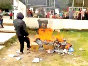 Queman libros de texto gratuitos en Chiapas; amagan con más incineraciones