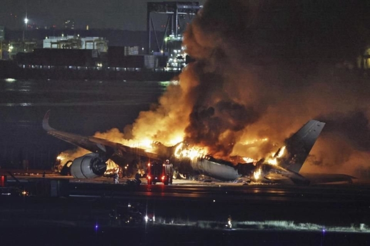 Avión de Japan Airlines choca contra aeronave militar y se incendia en Aeropuerto de Tokio: hay 5 muertos