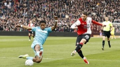 Santiago Giménez se va en blanco en victoria del Feyenoord, quien recorta distancias con el PSV