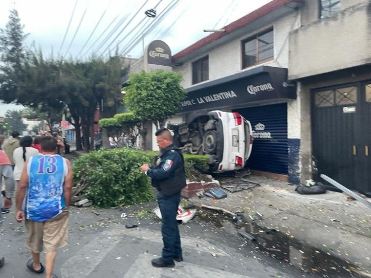 Automóvil a exceso de velocidad choca contra una casa en San Juan de Aragón en CDMX