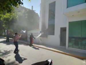 Evacuan a clientes de sucursal bancaria de Eldorado por incendio, en Culiacán