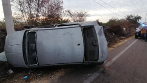 Conductor resulta herido en volcadura sobre la carretera Culiacán-Eldorado