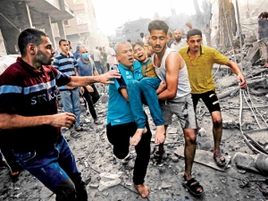Israel divide en dos la Franja de Gaza; siguen los bombardeos