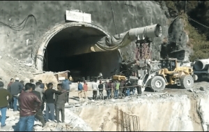Más de 30 obreros quedan atrapados por derrumbe de un túnel en el Norte de India