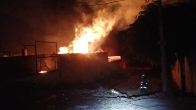 Evacúan a 30 familias ante voraz incendio, en Culiacán