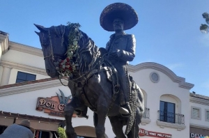 Estatua de Vicente Fernández es develada en Los Ángeles y su viuda agradece el cariño de los latinos
