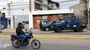 Militares detienen a dos y decomisan mariguana en cateo a departamentos de Bacurimí, Culiacán