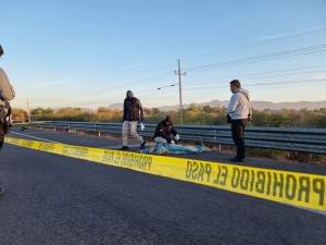 Matan a una mujer y abandonan su cuerpo a orilla de la carretera, en Culiacán