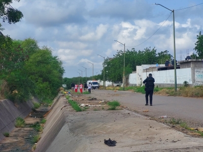 Dejan cartulina sobre cad&aacute;ver de un hombre en Colinas del Bosque, Culiac&aacute;n
