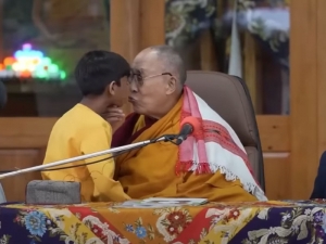 El Dalai Lama pide disculpas a un ni&ntilde;o por pedirle chuparle la lengua