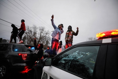 Polic&iacute;a de Minnesota mata a afroamericano; estallan protestas