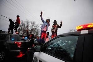 Polic&iacute;a de Minnesota mata a afroamericano; estallan protestas