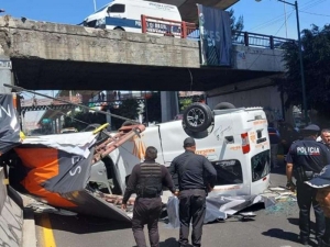 Seis lesionados deja ca&iacute;da de combi de puente vehicular en Tlalnepantla
