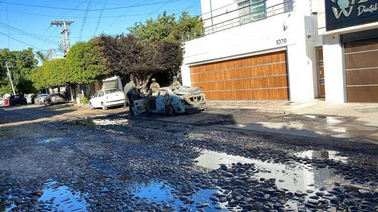 Delincuentes incendian un autom&oacute;vil en la Colonia Las Quintas, en Culiac&aacute;n