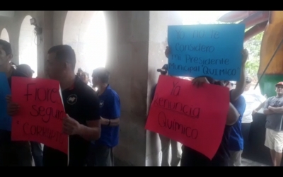 Marchan trabajadores del rastro municipal para exigir trabajo