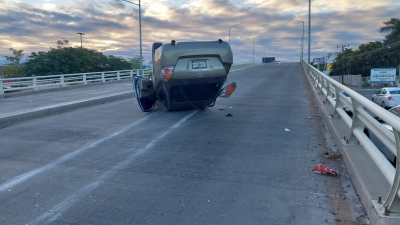 Aparatosa volcadura de veh&iacute;culo sobre el puente del bulevar Arjona: dos heridos, en Culiac&aacute;n