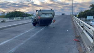 Aparatosa volcadura de vehículo sobre el puente del bulevar Arjona: dos heridos, en Culiacán